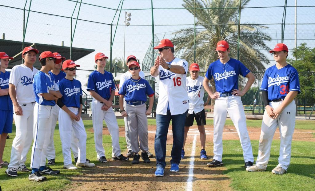 エミレーツ航空 地元ドバイでドジャースと野球教室を開催 スポーツビジネス情報メディア スポーツ スポンサーシップ ジャーナル