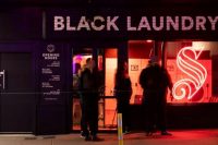 ニュージーランドのビール会社、ラグビーW杯中に服を黒く染めるプロモーション展開